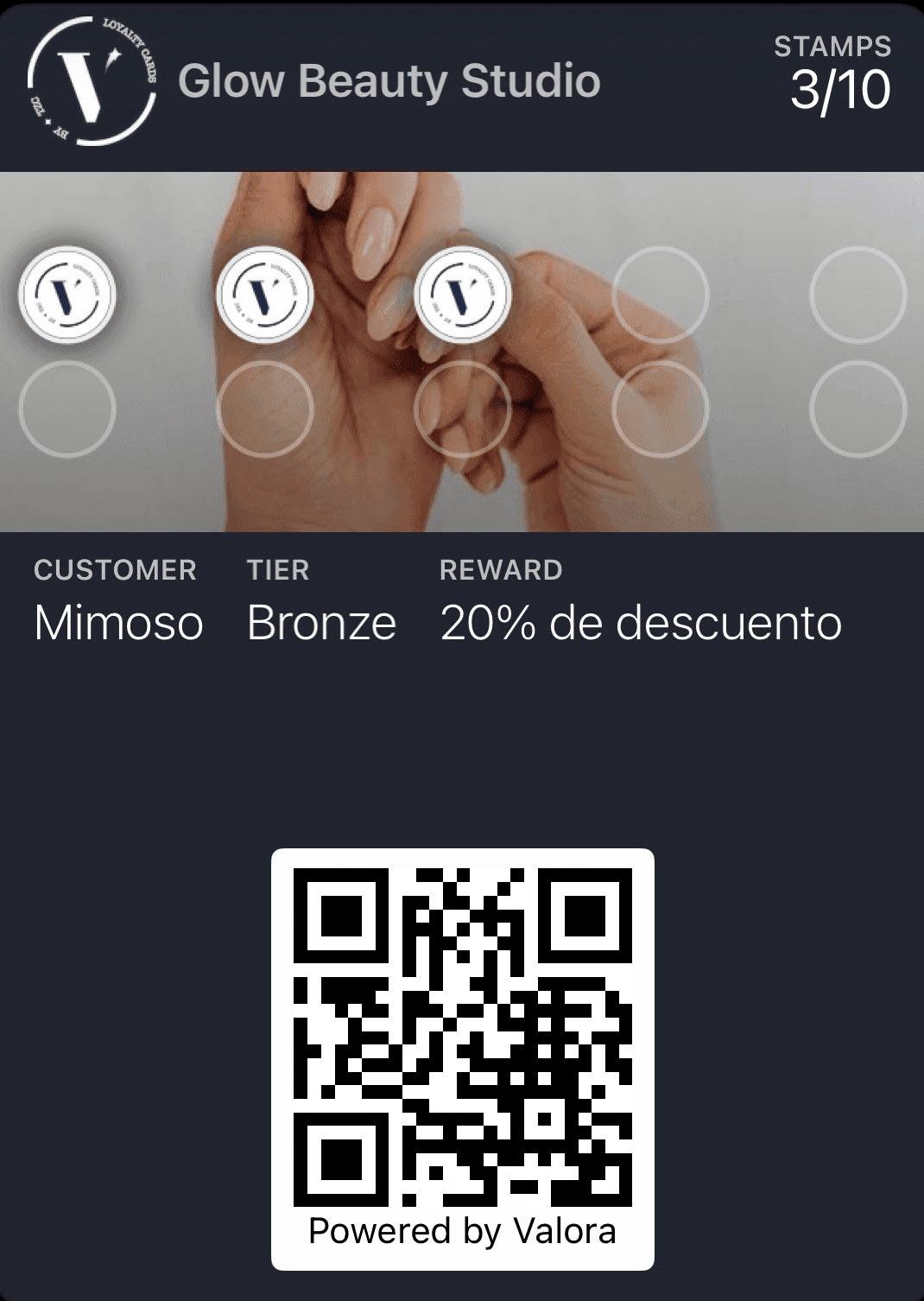 Tarjeta de lealtad de un cliente con sellos, nivel, recompensa y su código QR